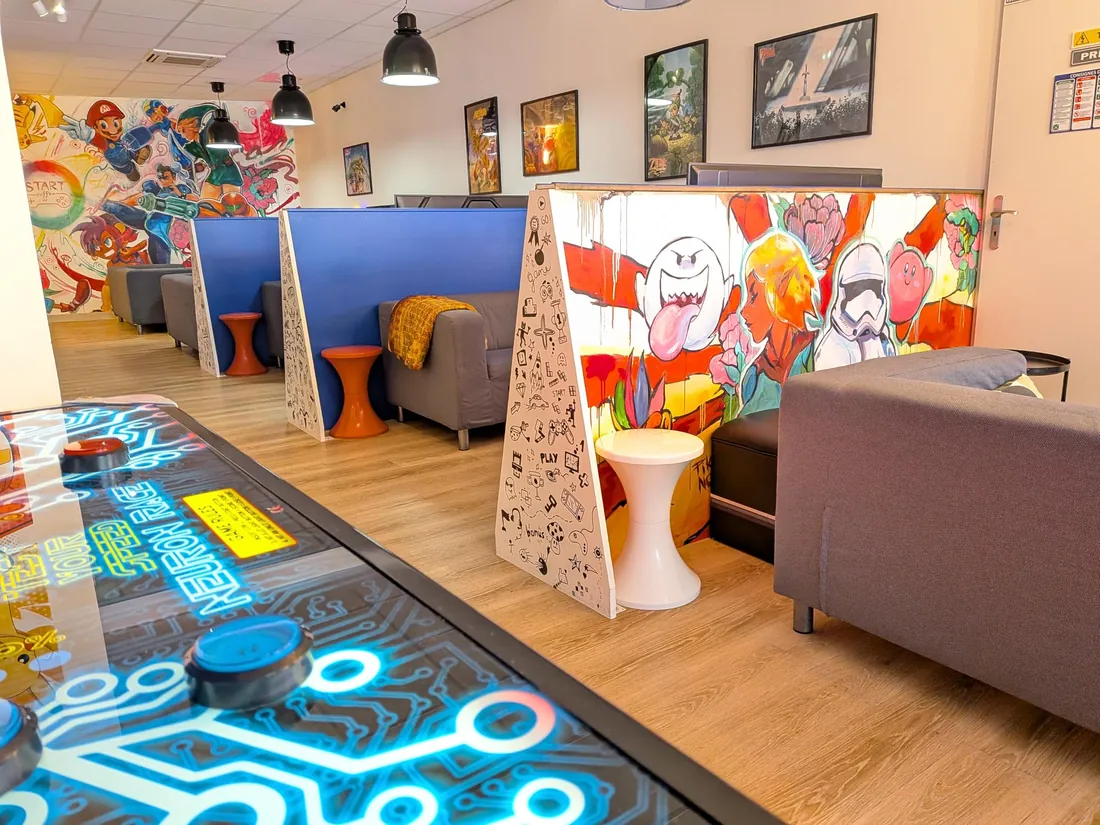 Table de jeu lumineuse au milieu des alcôves