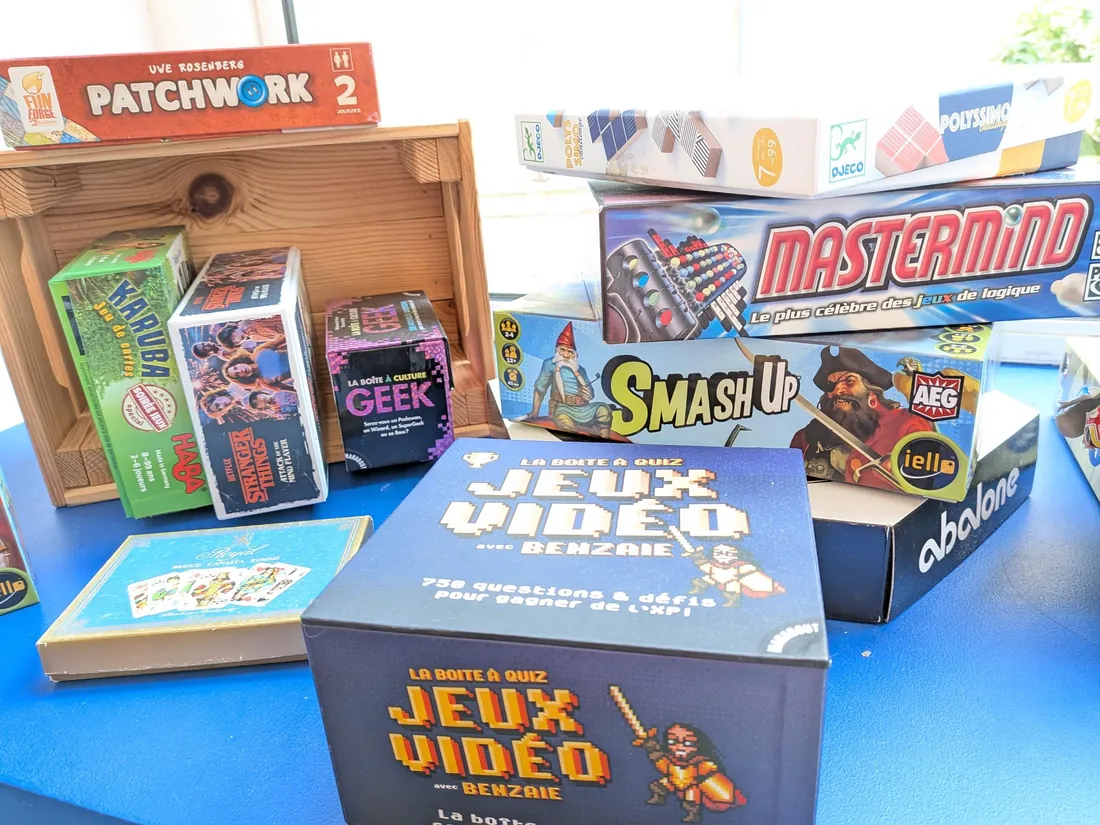 Pile de boîtes de jeux de société posées sur une table